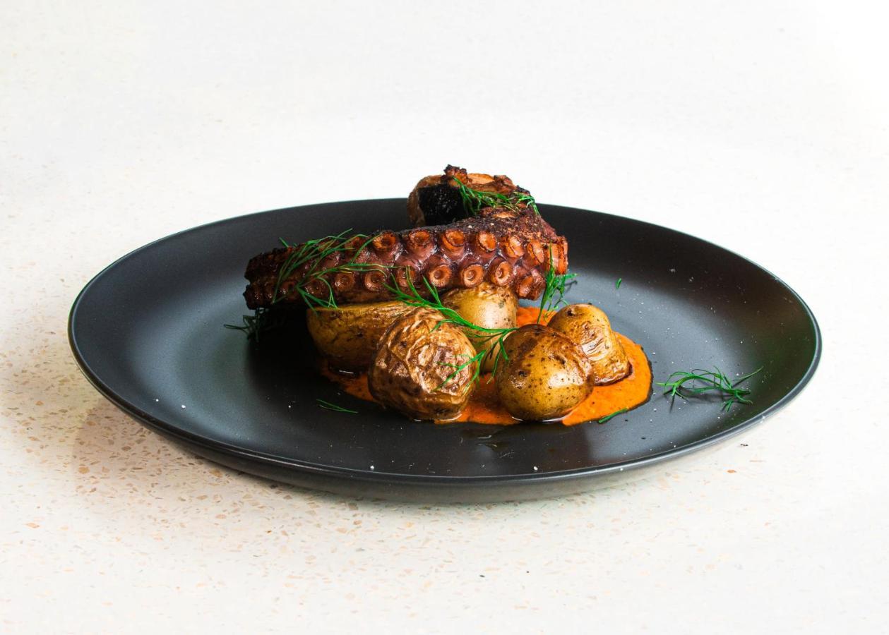 Neano Escape Hotel Manggis Kültér fotó Octopus with potatoes