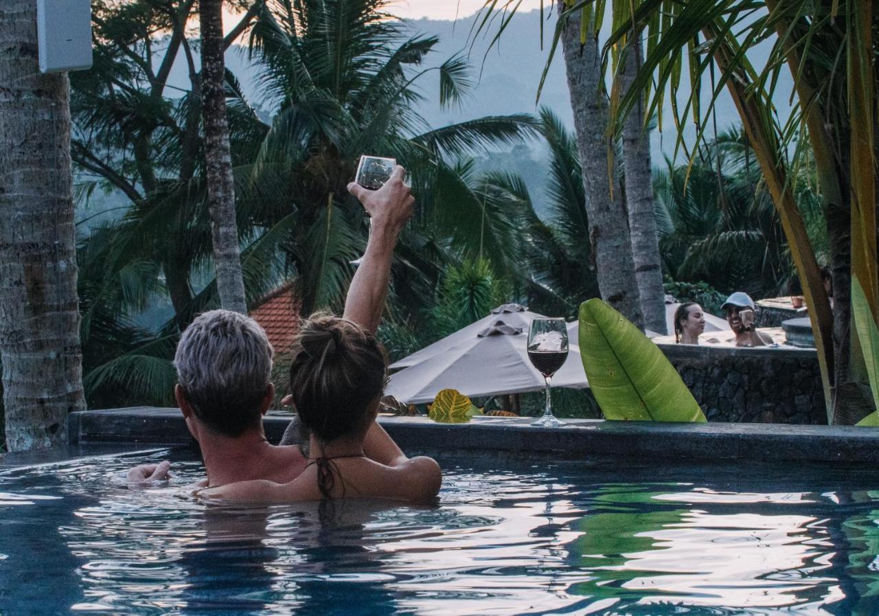 Neano Escape Hotel Manggis Kültér fotó A couple in a swimming pool