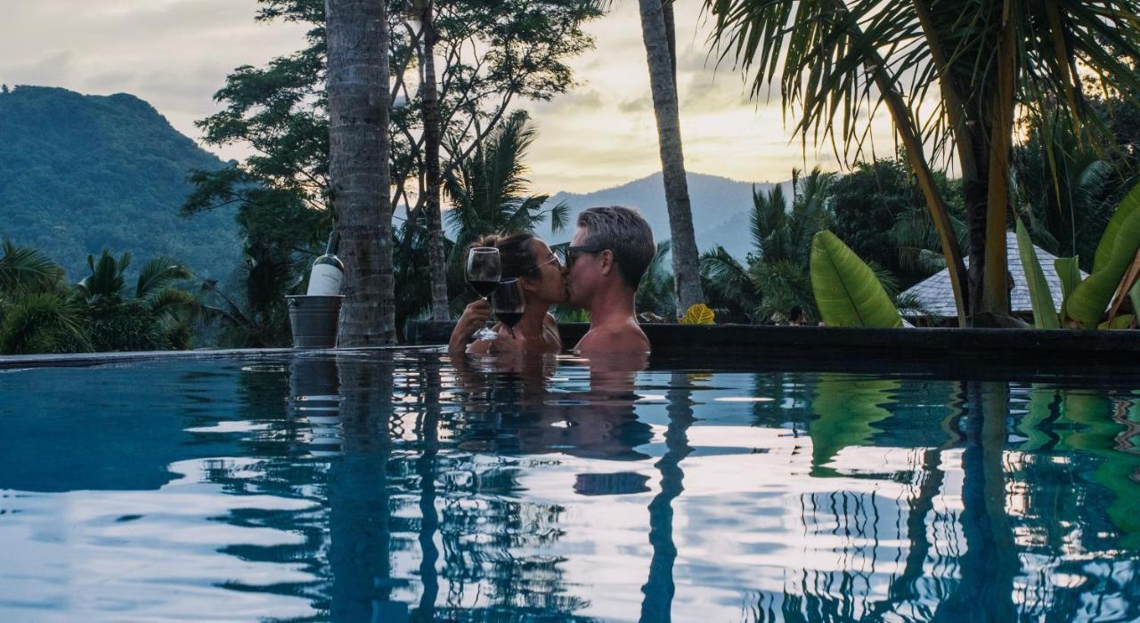 Neano Escape Hotel Manggis Kültér fotó A couple kissing in a swimming pool